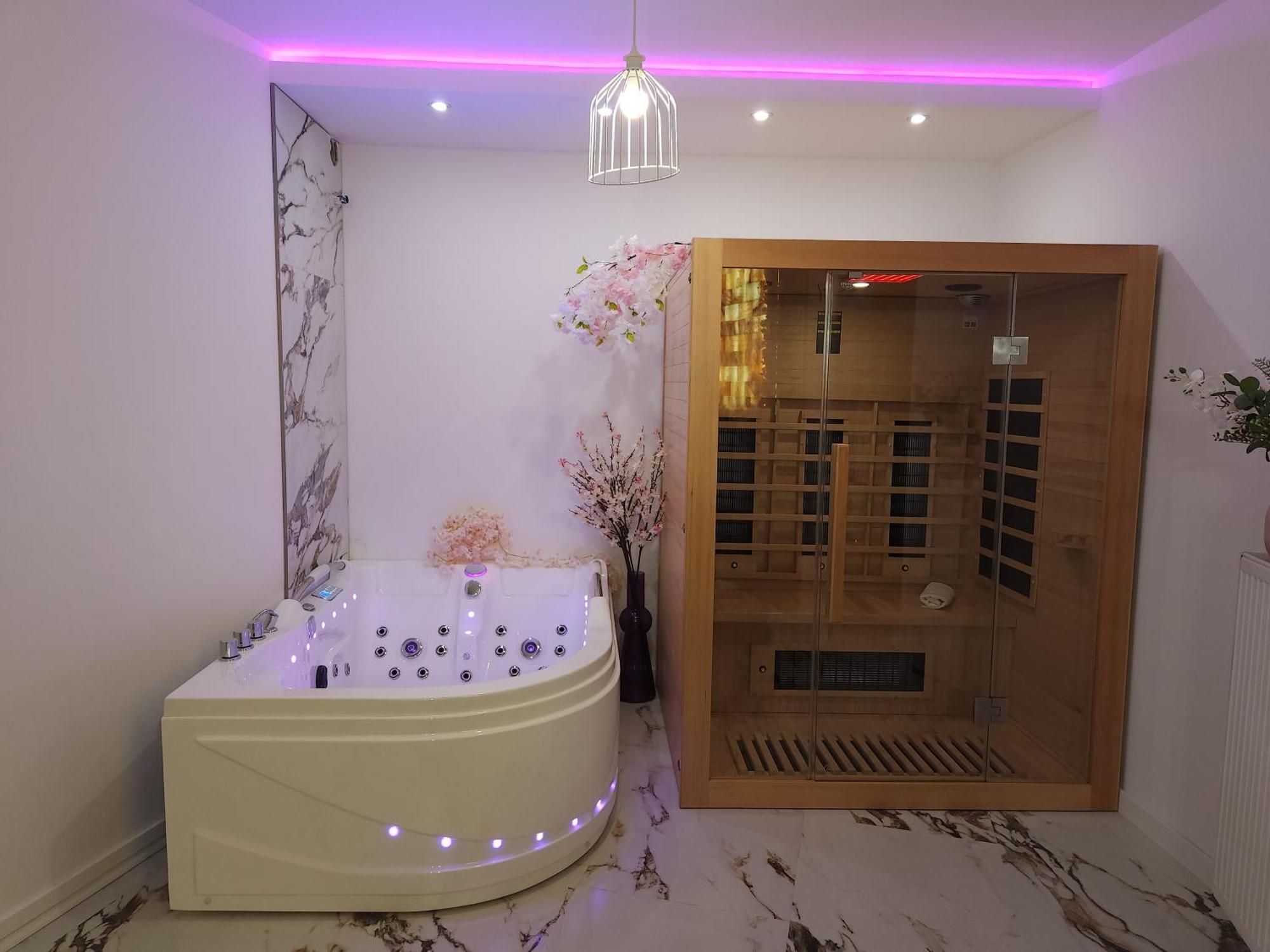 New In Gdansk! Red Room In The Heart Of Gdansk - Bdsm - With A Luxury Jacuzzi And Access To A Sauna Exterior photo